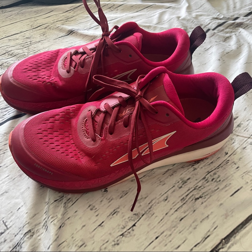 Altra paradigm 5 womens running shoe, sz 10 raspberry color gently used